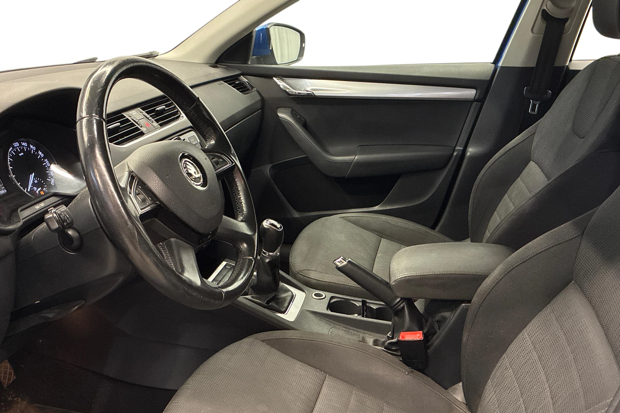 sininen Skoda Octavia 2014 kuva 7.