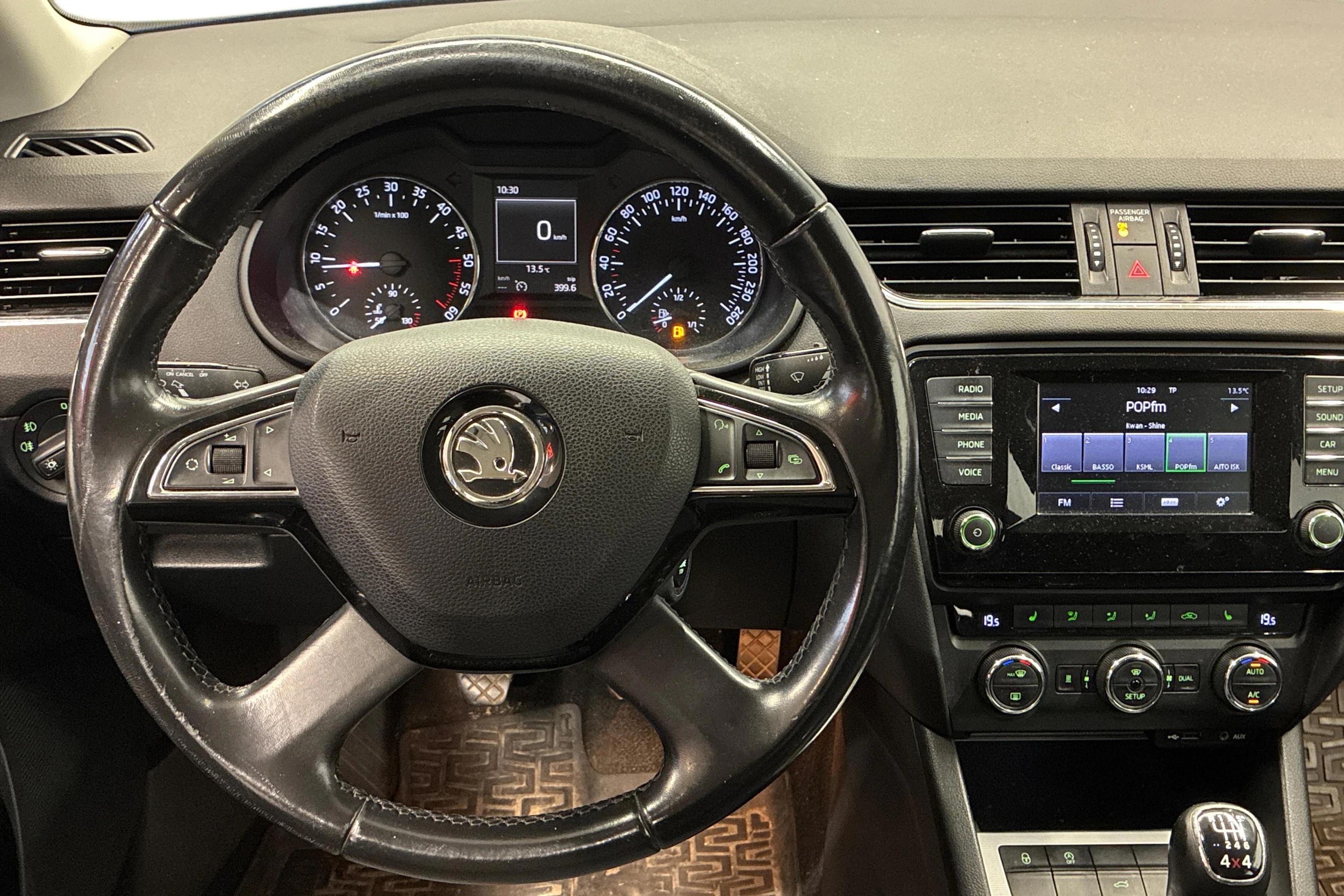 sininen Skoda Octavia 2014 kuva 9.