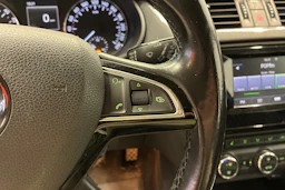 sininen Skoda Octavia 2014 kuva 11.