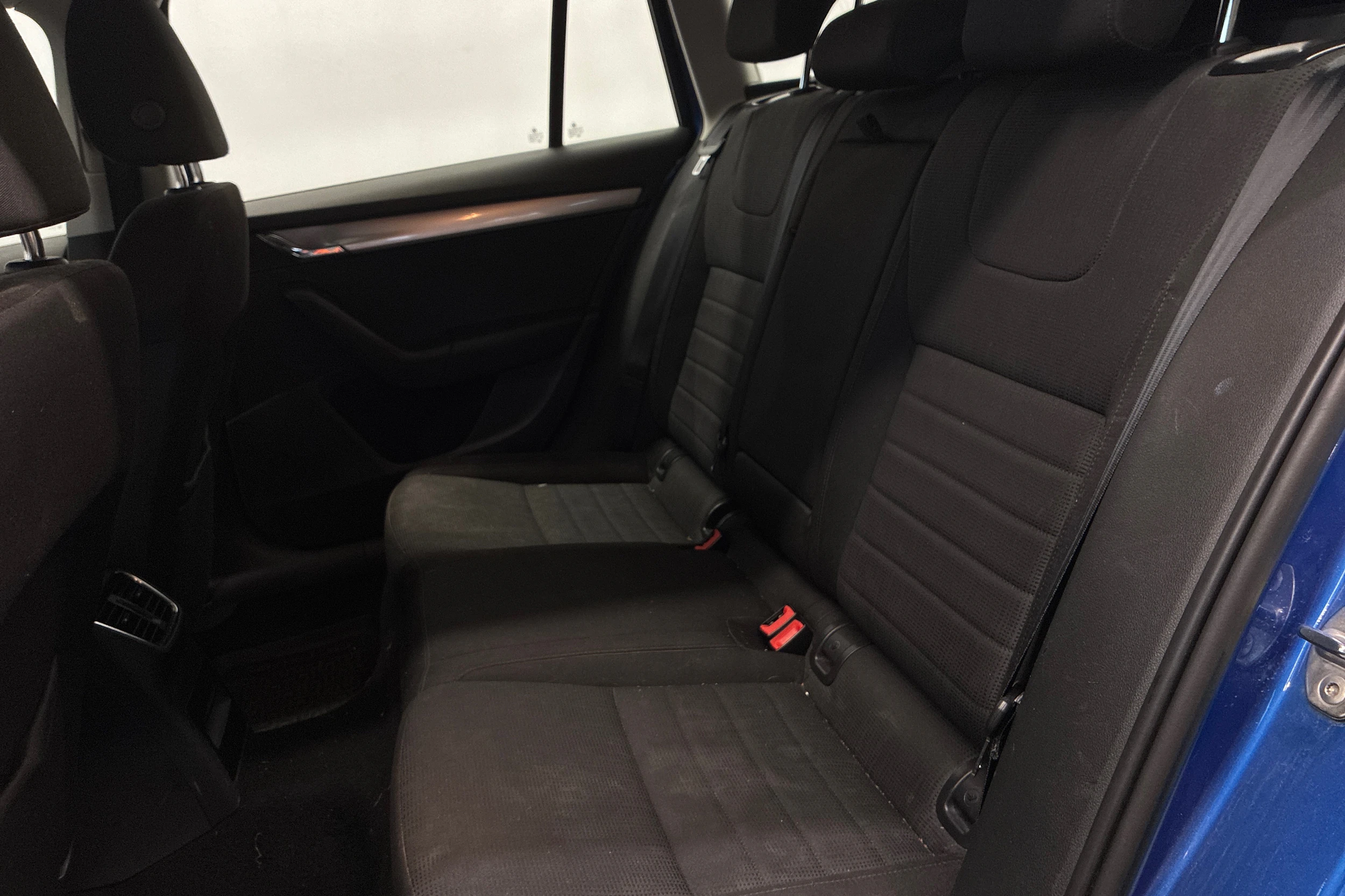sininen Skoda Octavia 2014 kuva 18.