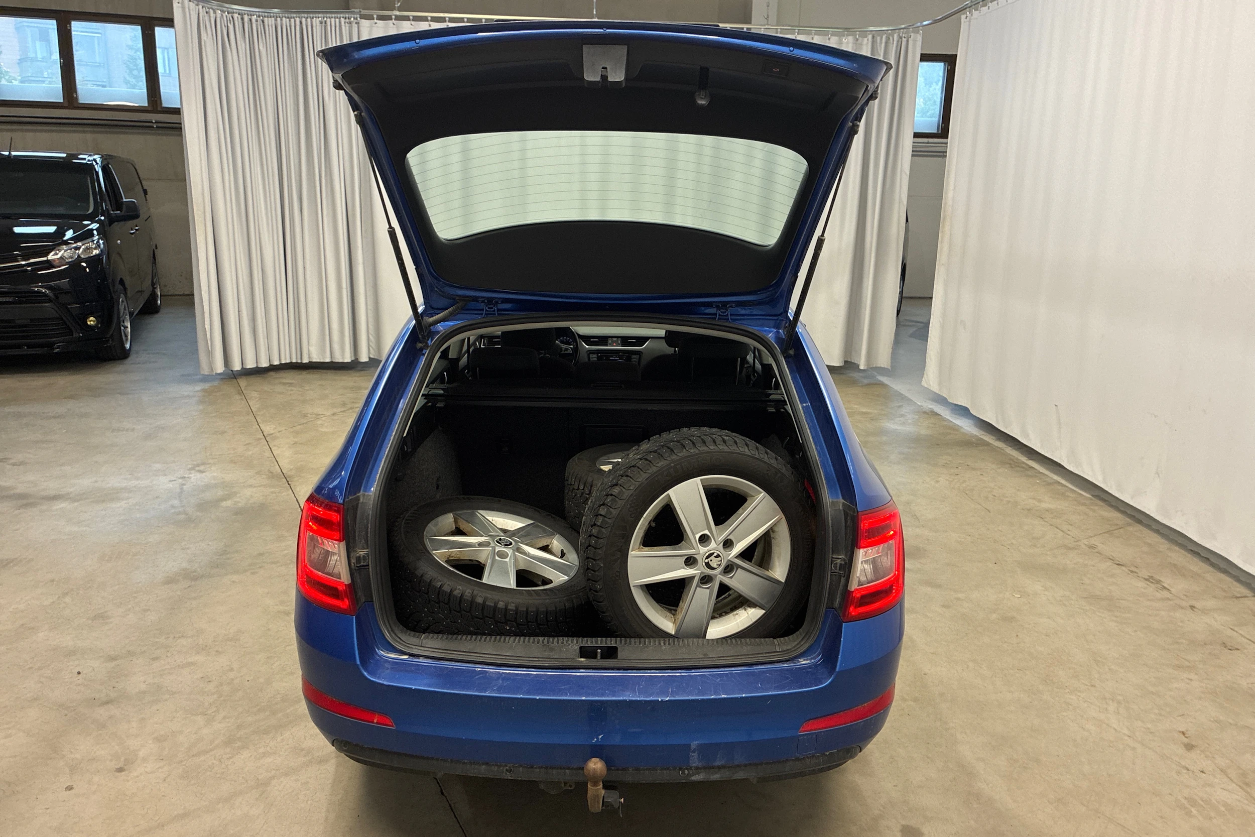sininen Skoda Octavia 2014 kuva 19.