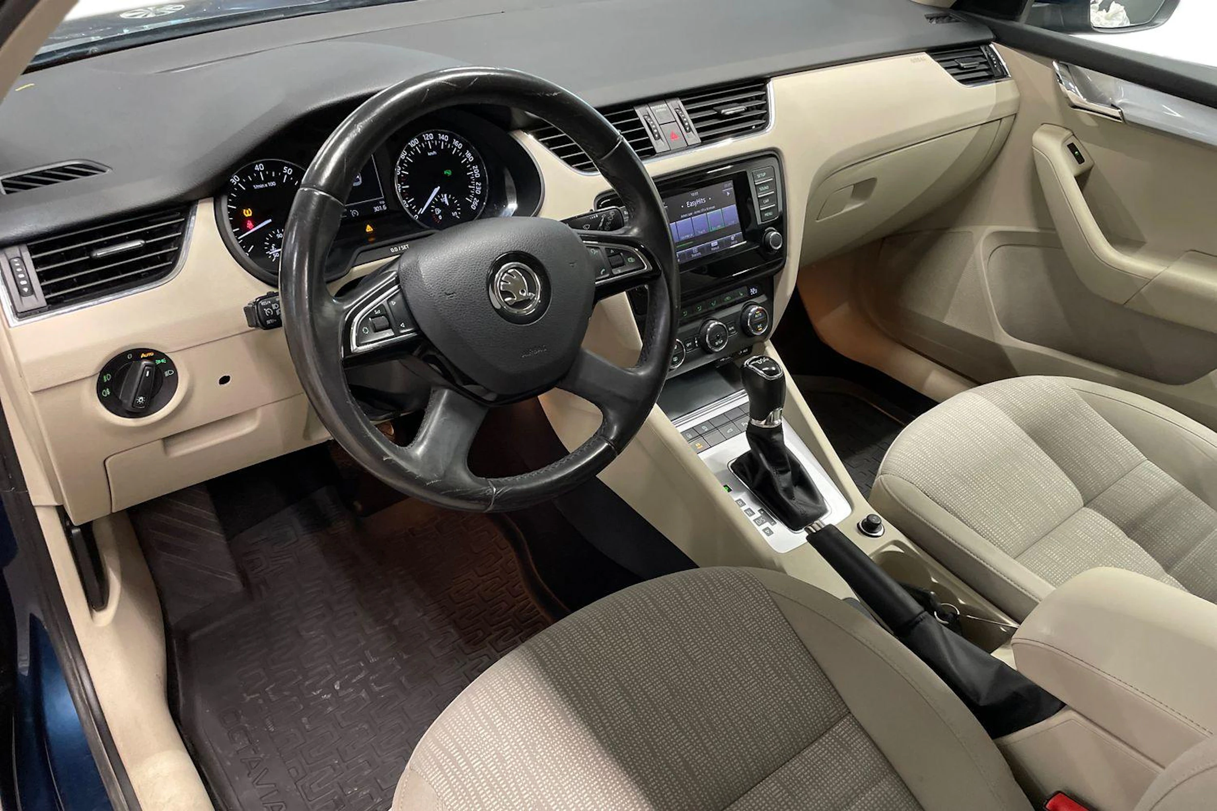 sininen Skoda Octavia 2013 kuva 6.