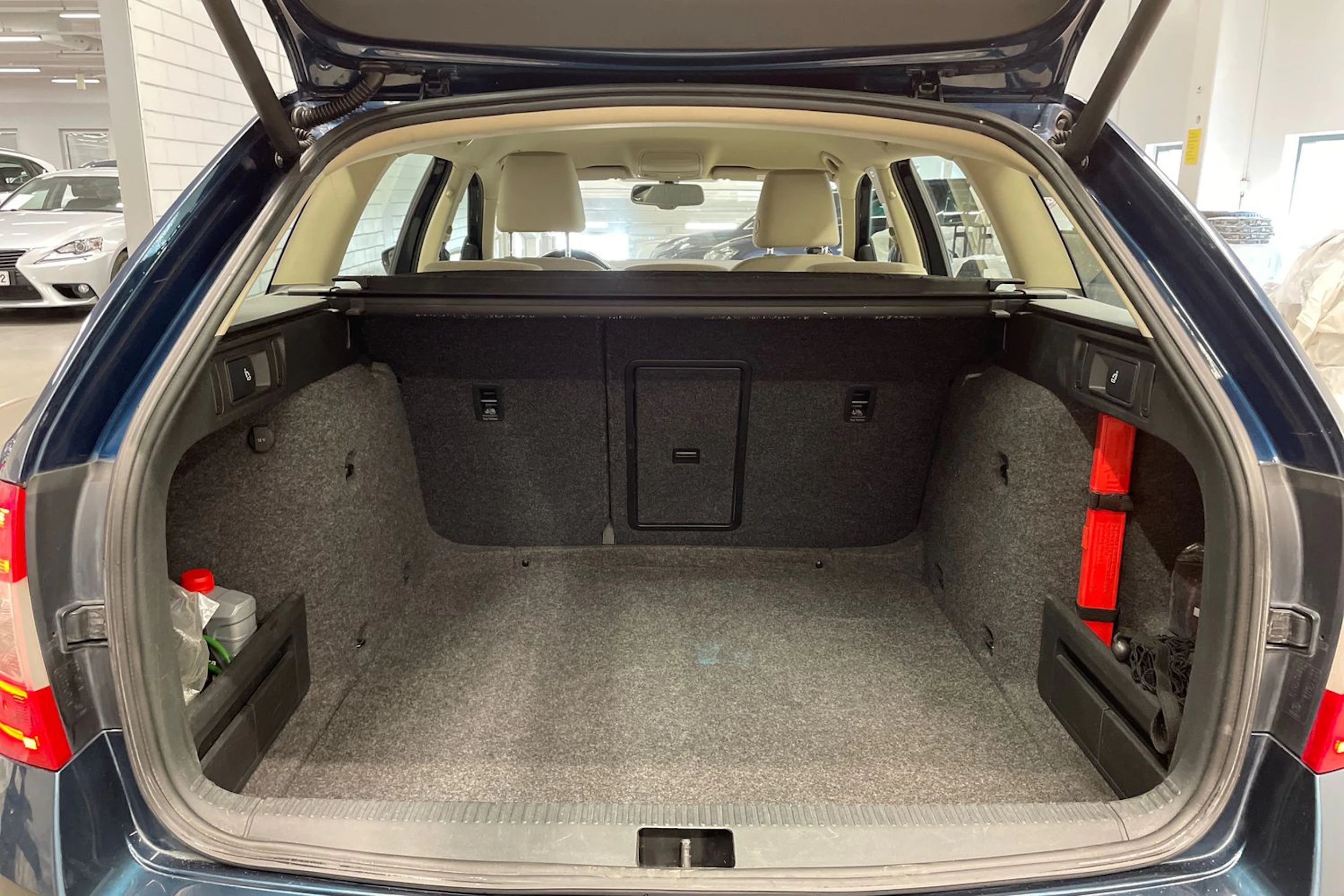 sininen Skoda Octavia 2013 kuva 12.