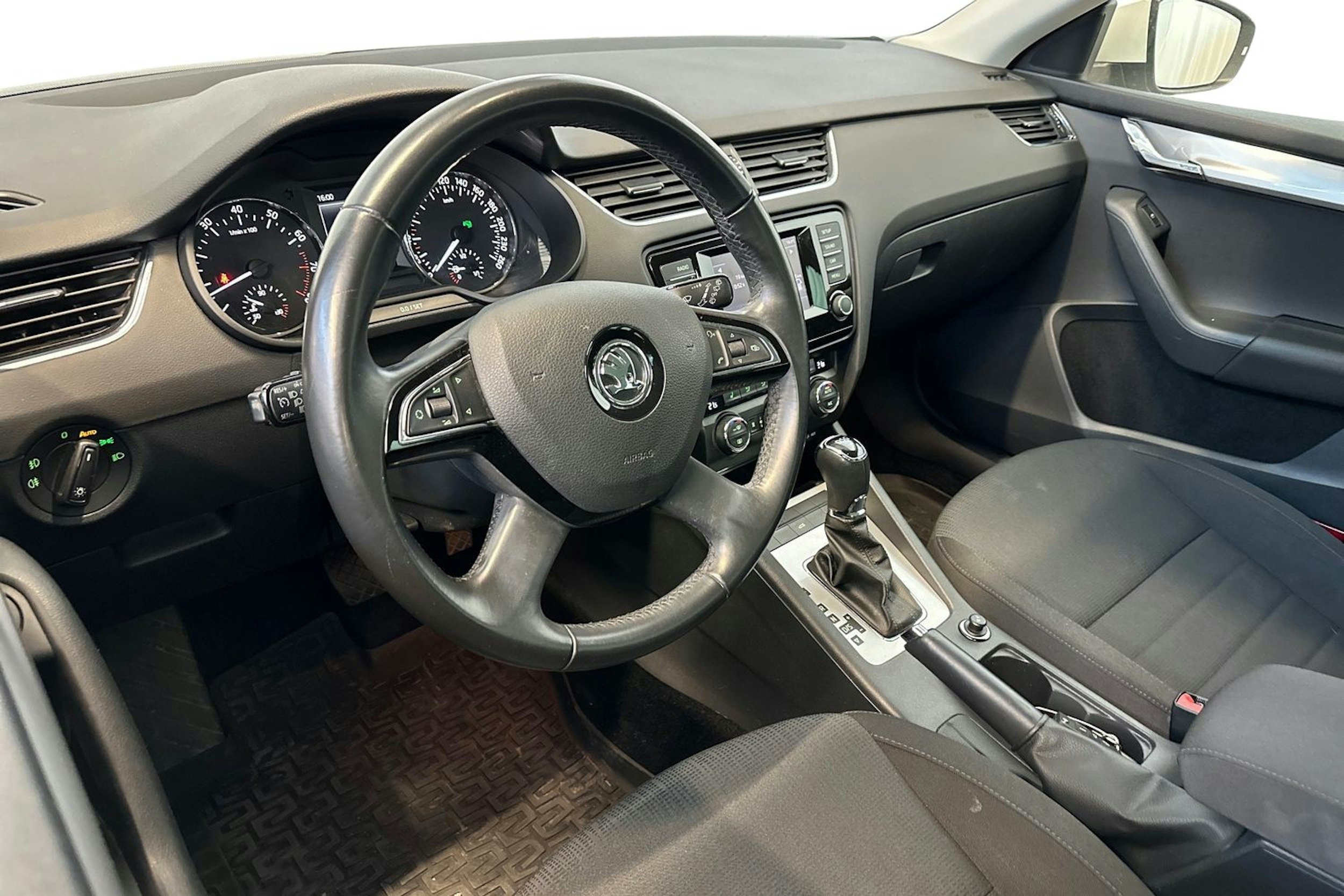 Valkoinen Skoda OCTAVIA 2014 kuva 3.