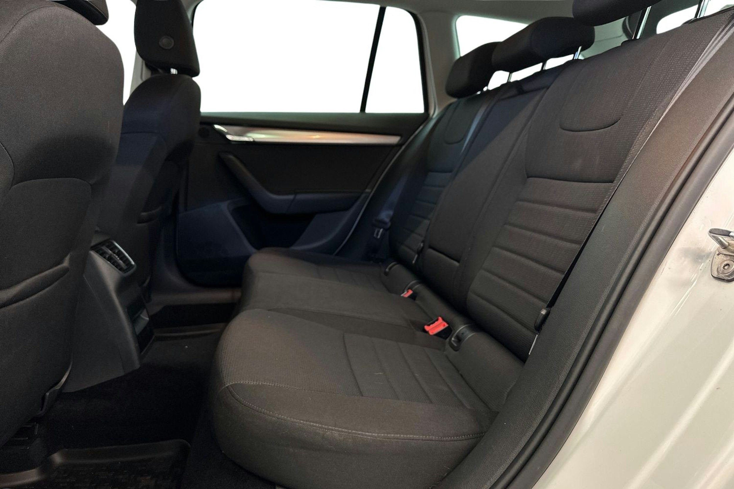 Valkoinen Skoda OCTAVIA 2014 kuva 10.