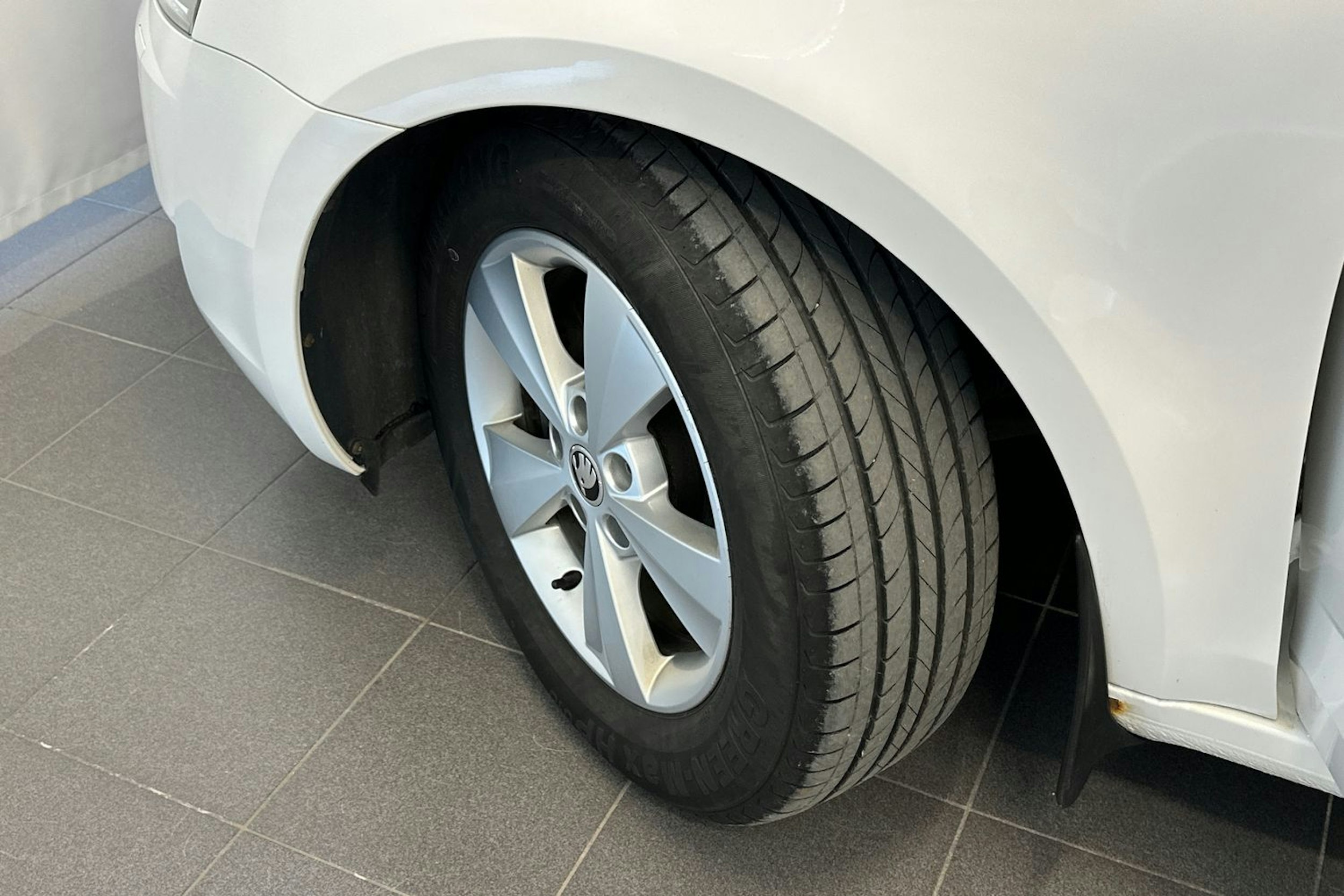 Valkoinen Skoda OCTAVIA 2014 kuva 13.