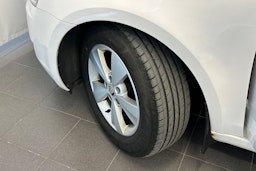 Valkoinen Skoda OCTAVIA 2014 kuva 13.