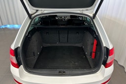 Valkoinen Skoda OCTAVIA 2014 kuva 15.