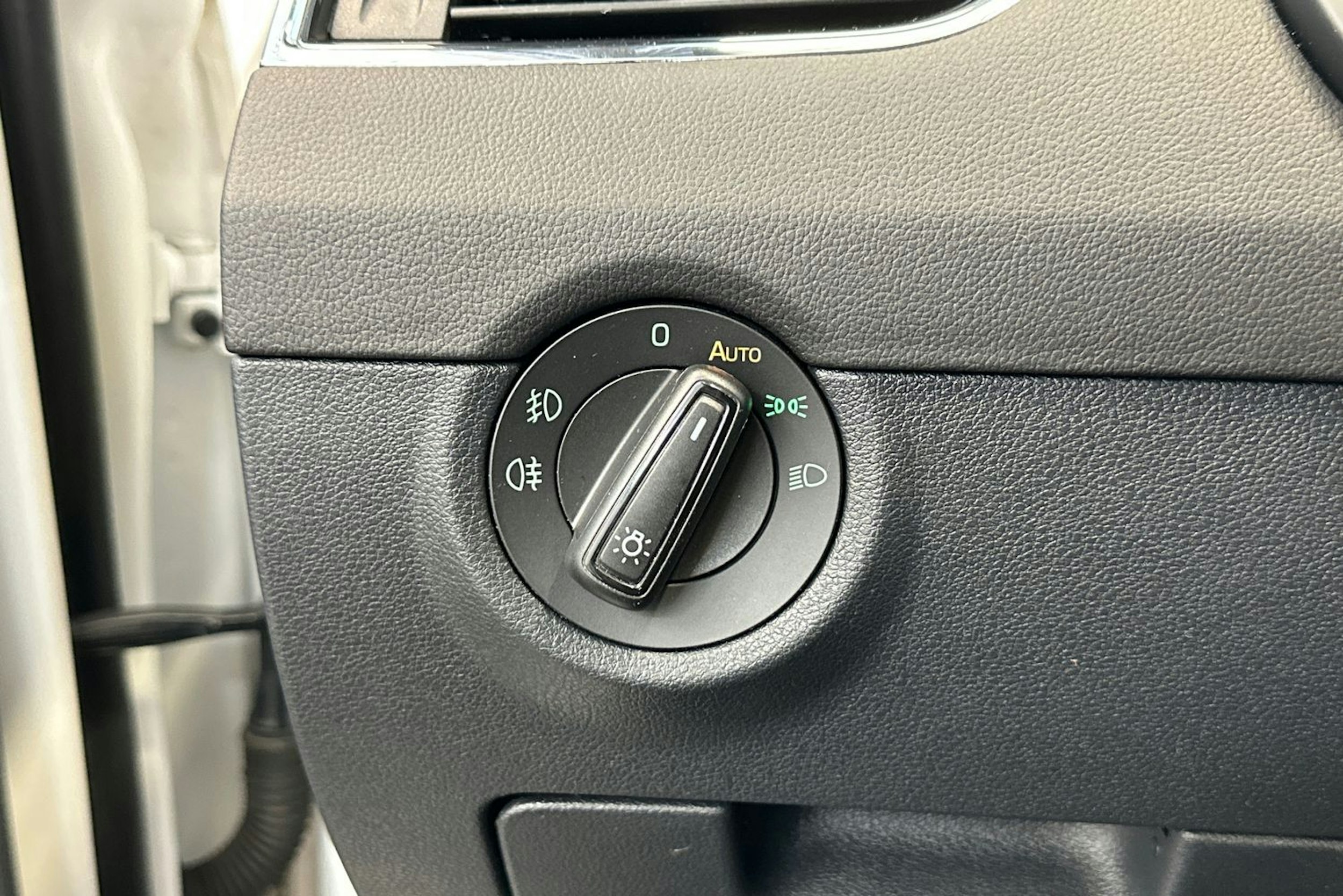 Valkoinen Skoda OCTAVIA 2014 kuva 17.
