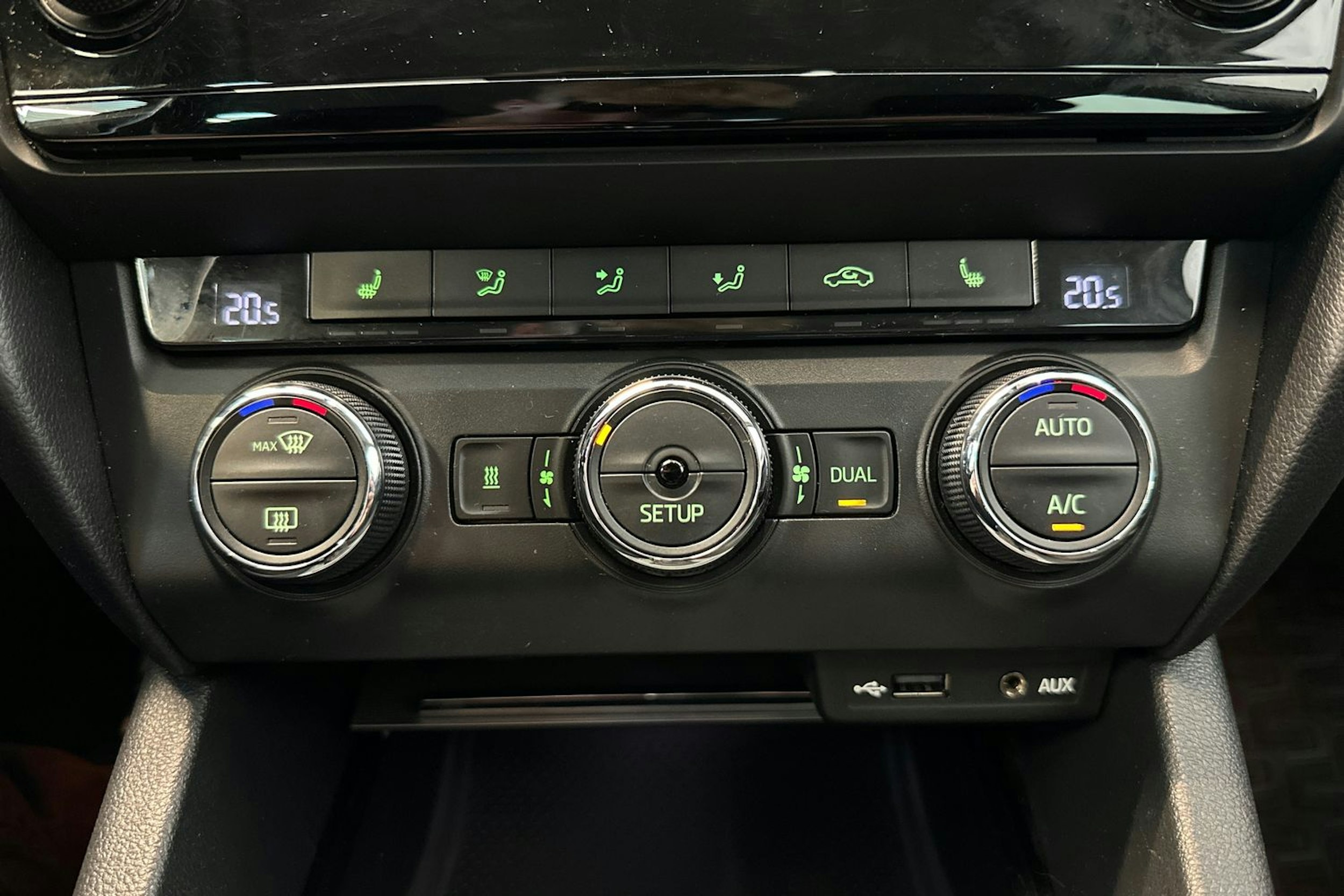 Valkoinen Skoda OCTAVIA 2014 kuva 25.
