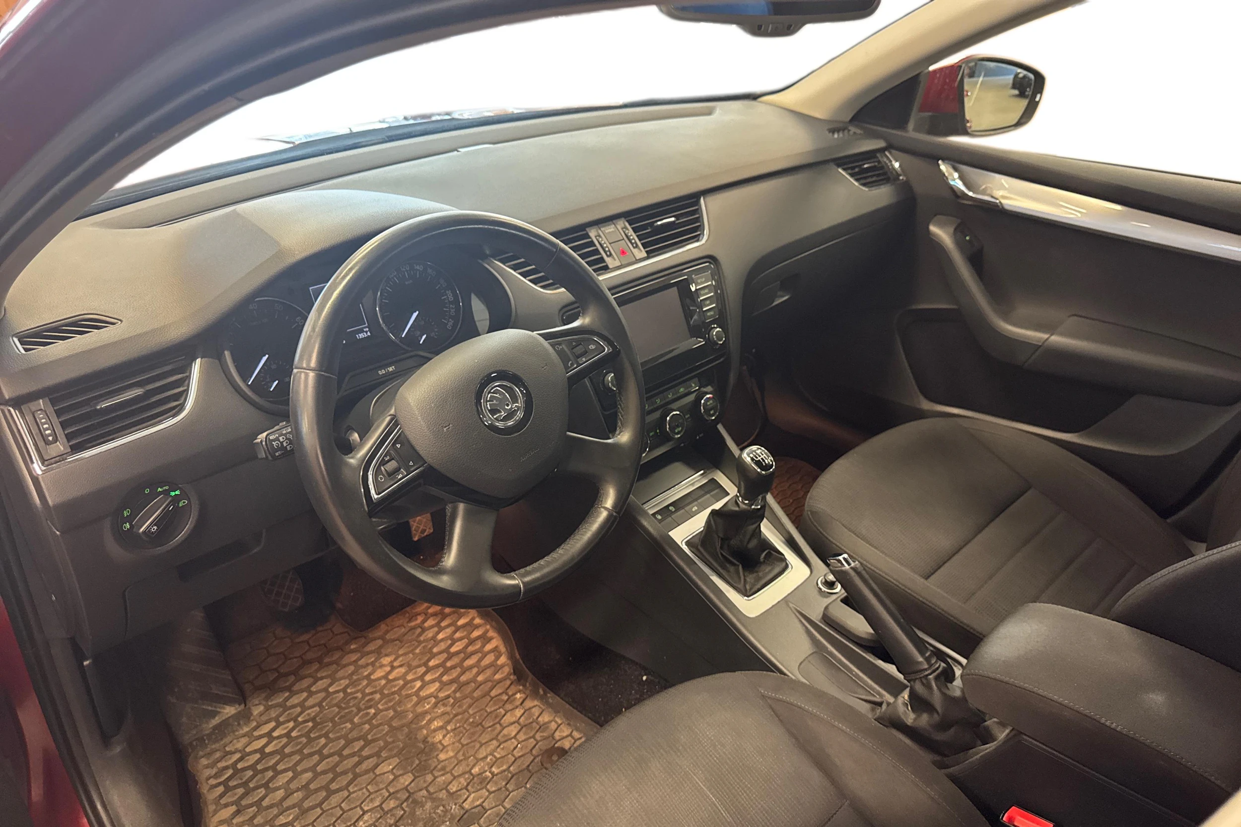 punainen Skoda Octavia 2014 kuva 3.
