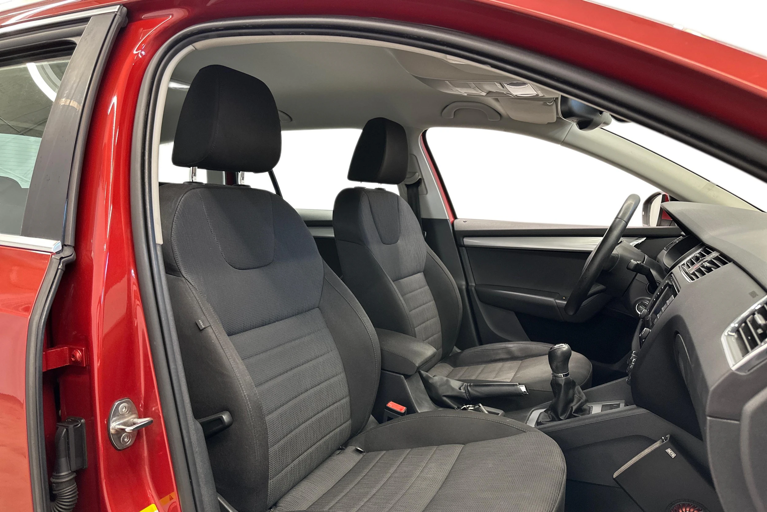 punainen Skoda Octavia 2014 kuva 7.