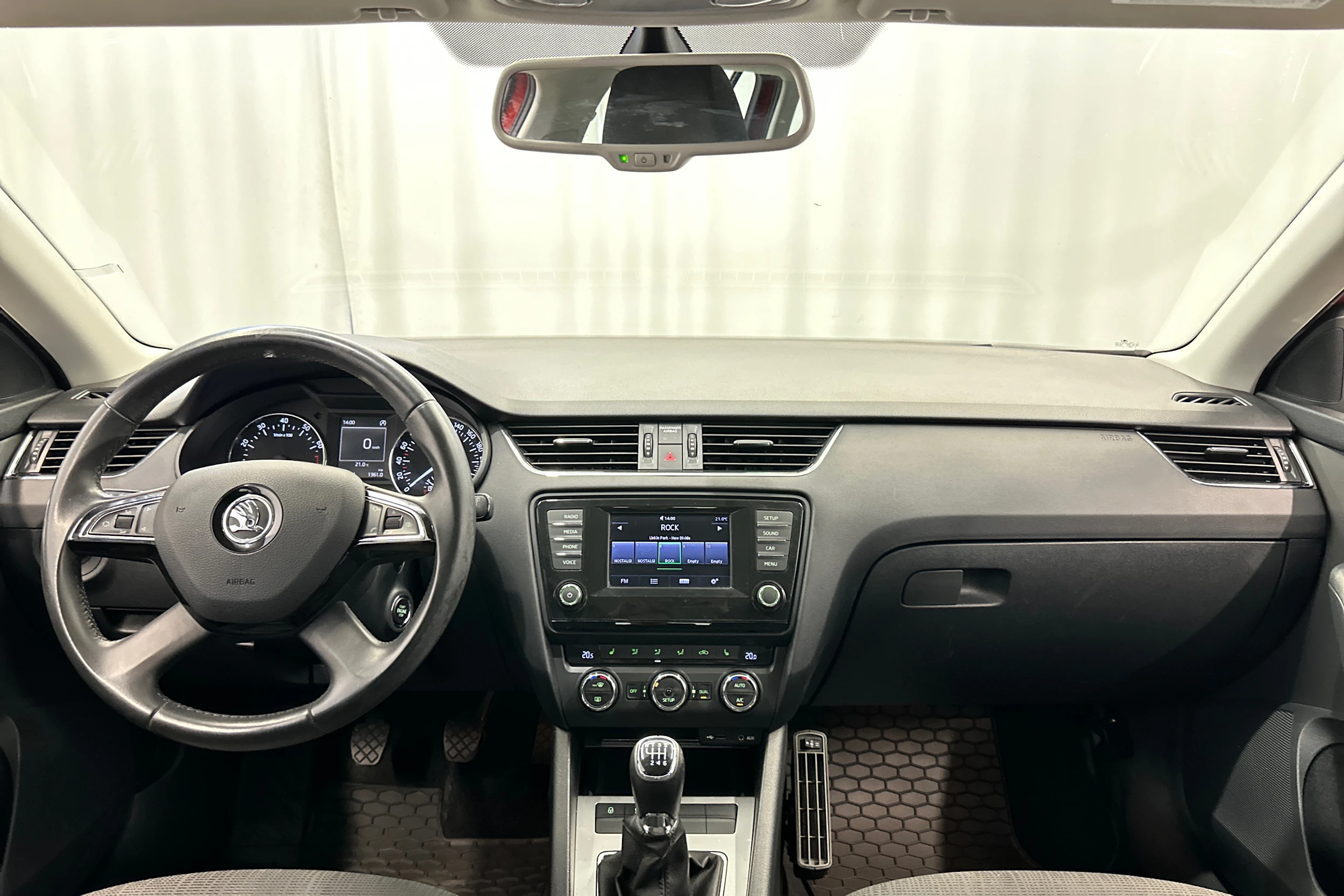 punainen Skoda Octavia 2014 kuva 11.