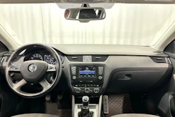 punainen Skoda Octavia 2014 kuva 11.