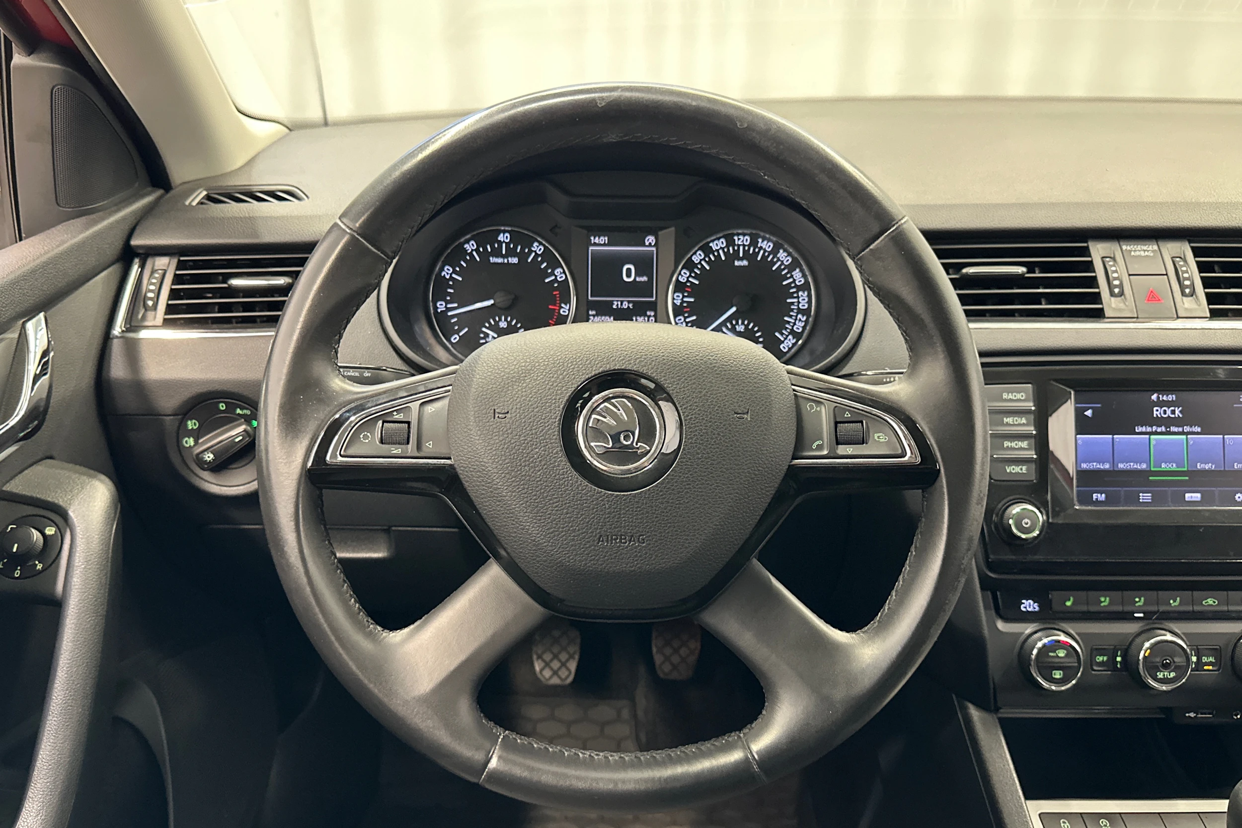punainen Skoda Octavia 2014 kuva 12.