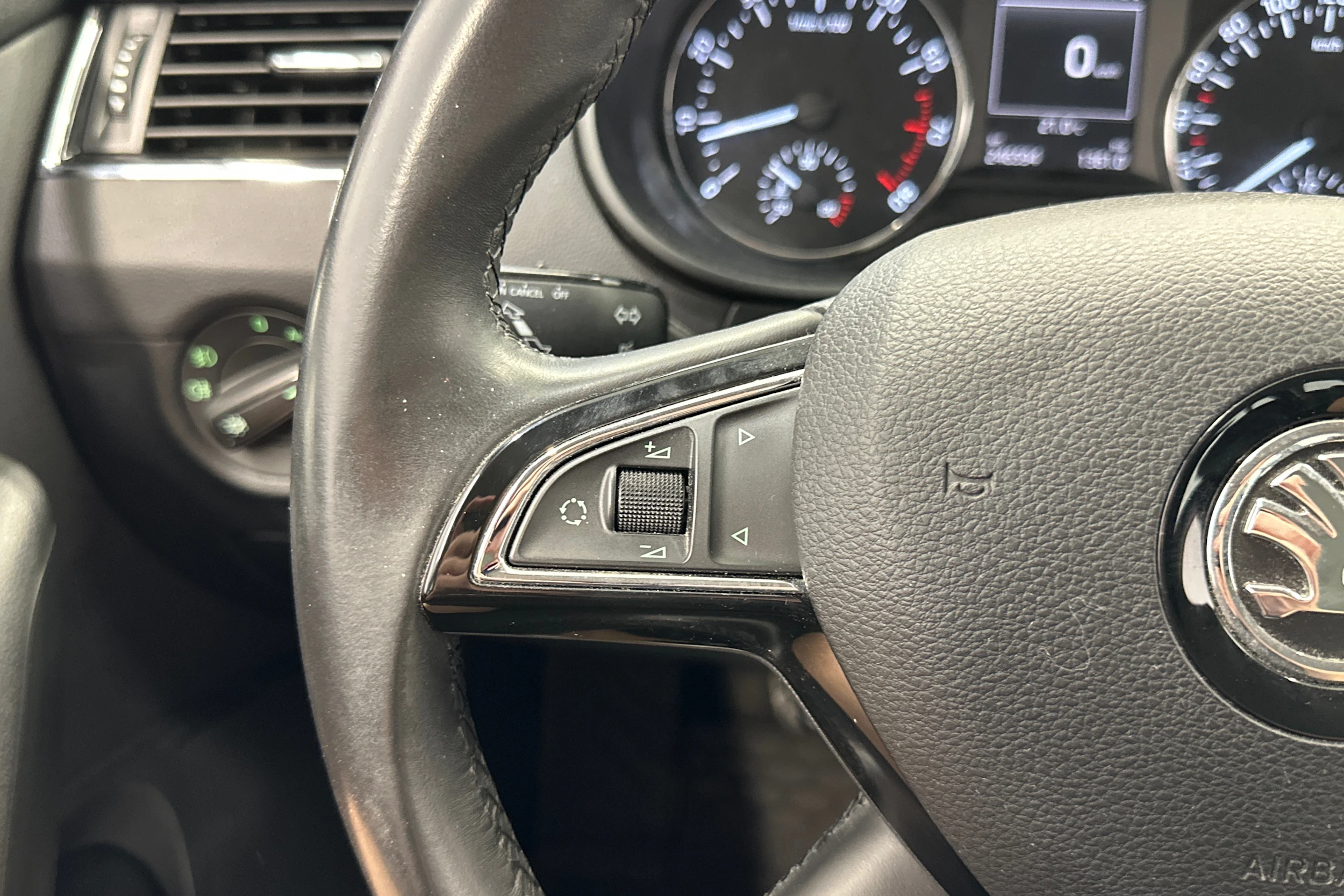 punainen Skoda Octavia 2014 kuva 13.