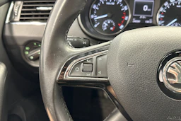 punainen Skoda Octavia 2014 kuva 13.
