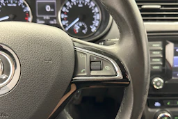 punainen Skoda Octavia 2014 kuva 14.