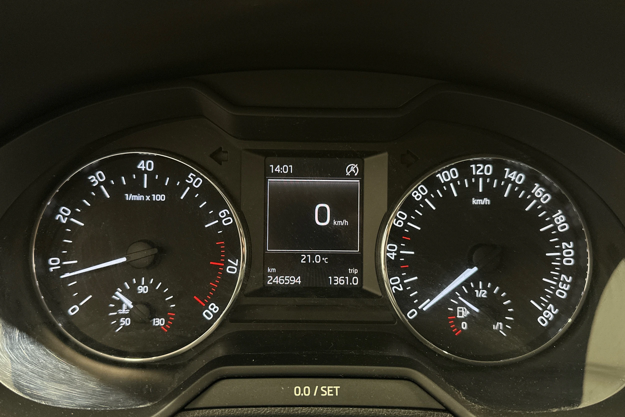 punainen Skoda Octavia 2014 kuva 15.