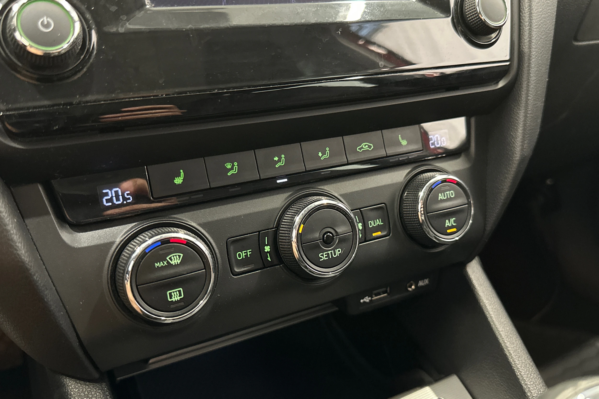 punainen Skoda Octavia 2014 kuva 16.