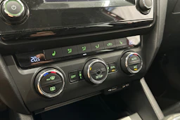 punainen Skoda Octavia 2014 kuva 16.