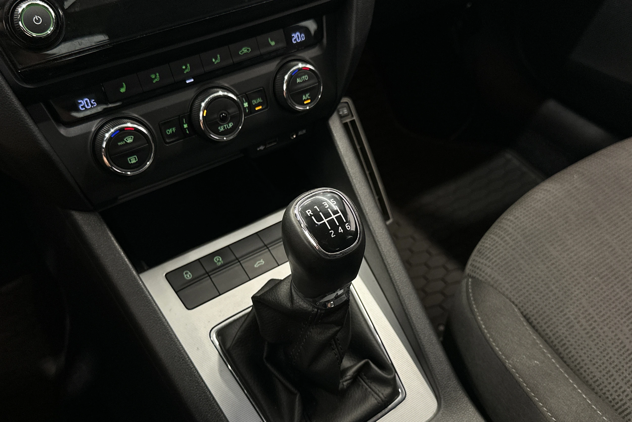 punainen Skoda Octavia 2014 kuva 17.