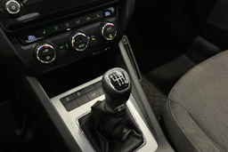 punainen Skoda Octavia 2014 kuva 17.