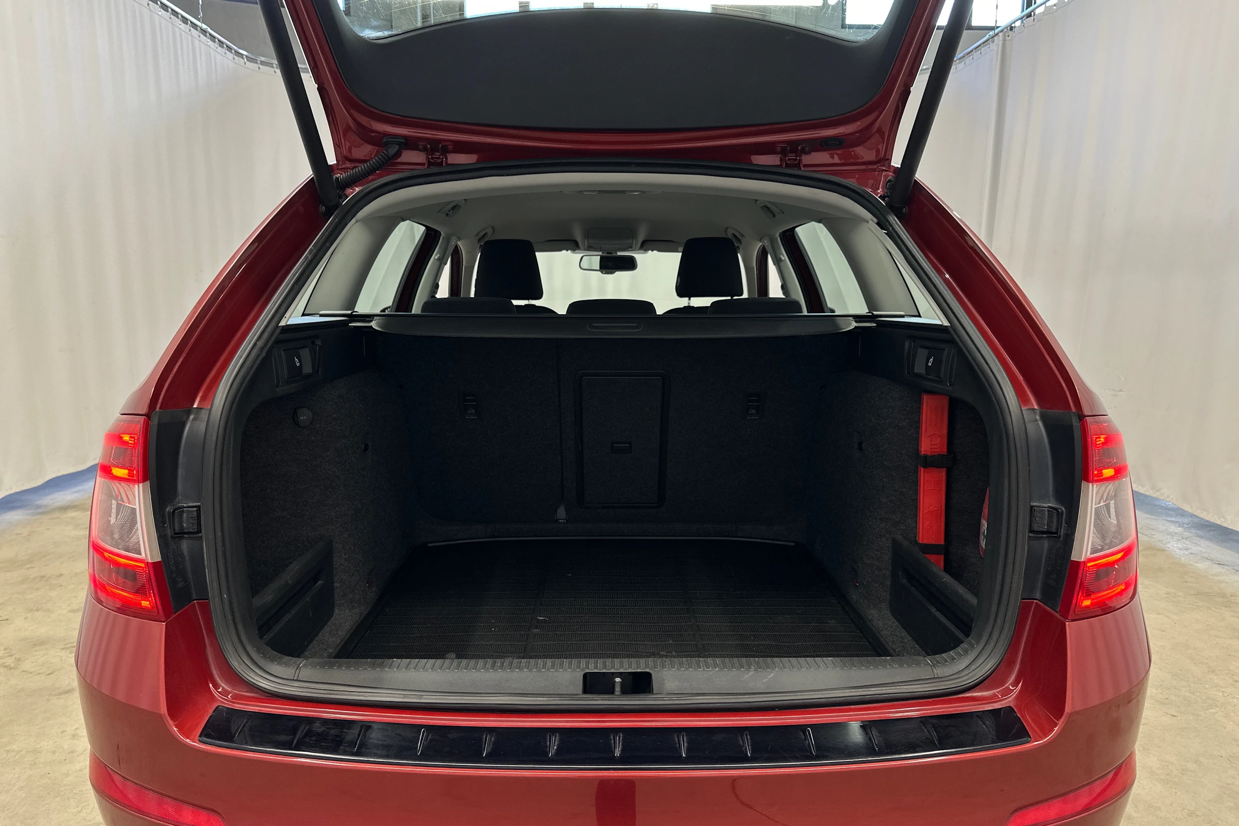 punainen Skoda Octavia 2014 kuva 24.