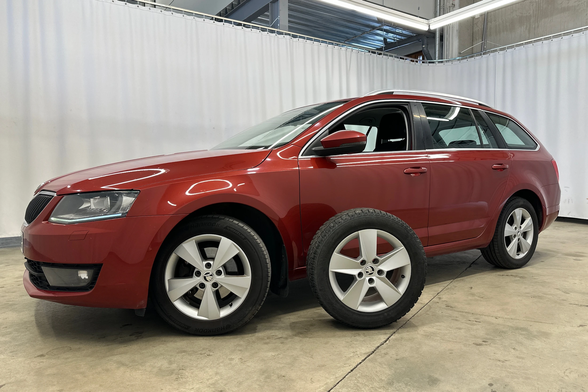 punainen Skoda Octavia 2014 kuva 27.