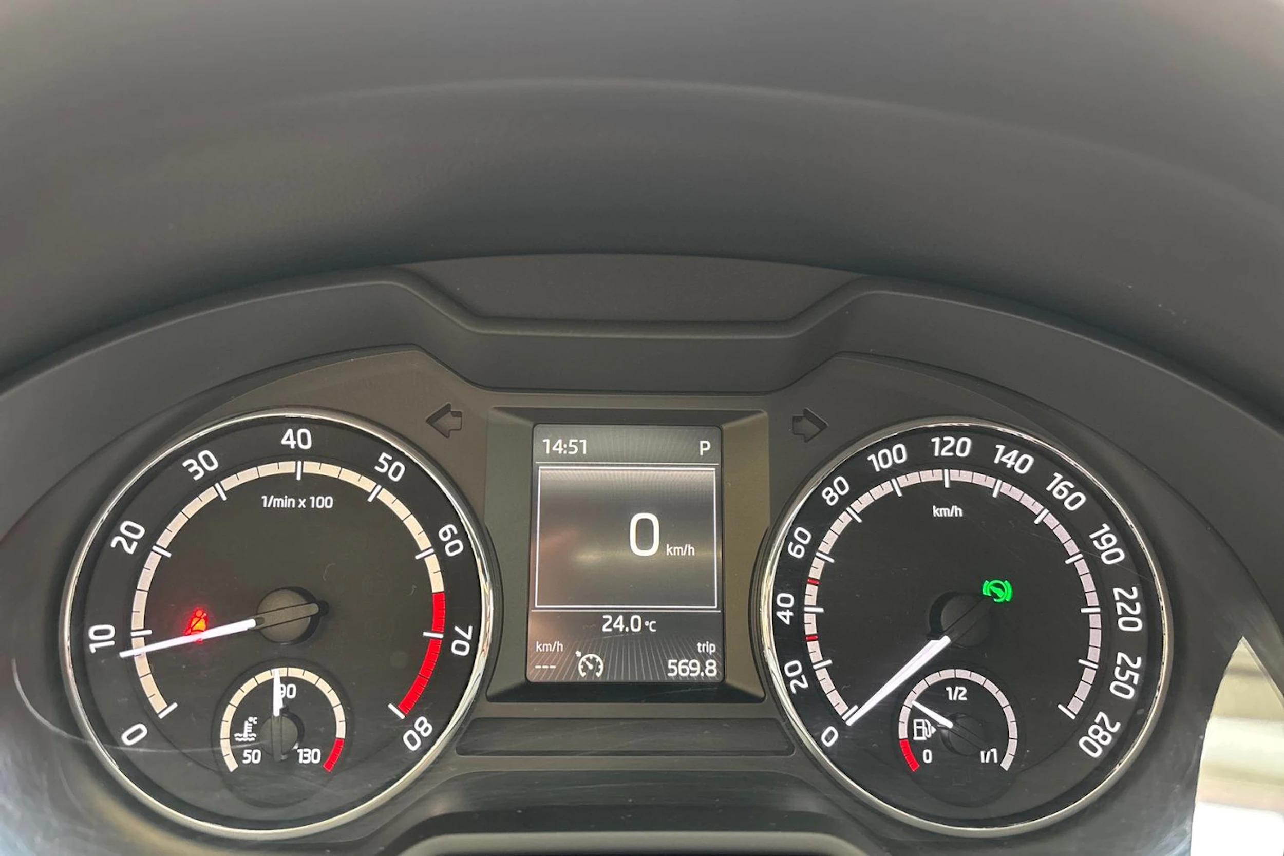 valkoinen Skoda Octavia 2014 kuva 19.