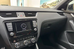 valkoinen Skoda Octavia 2014 kuva 22.