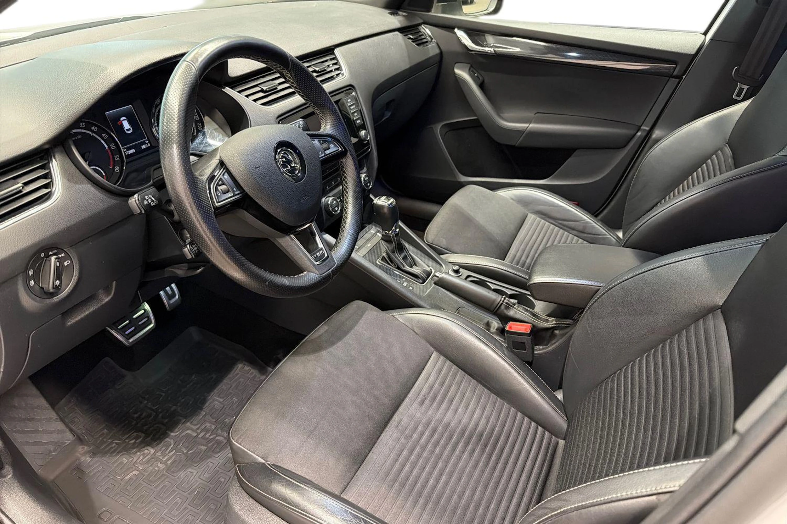 valkoinen Skoda Octavia 2014 kuva 8.