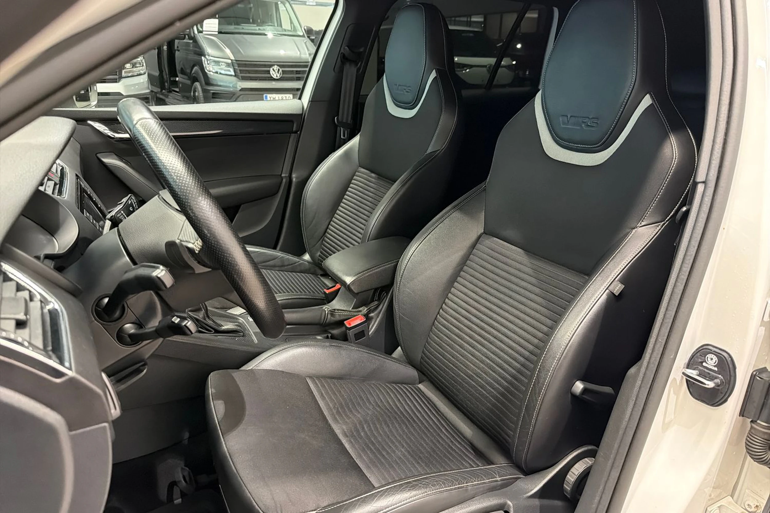 valkoinen Skoda Octavia 2014 kuva 21.