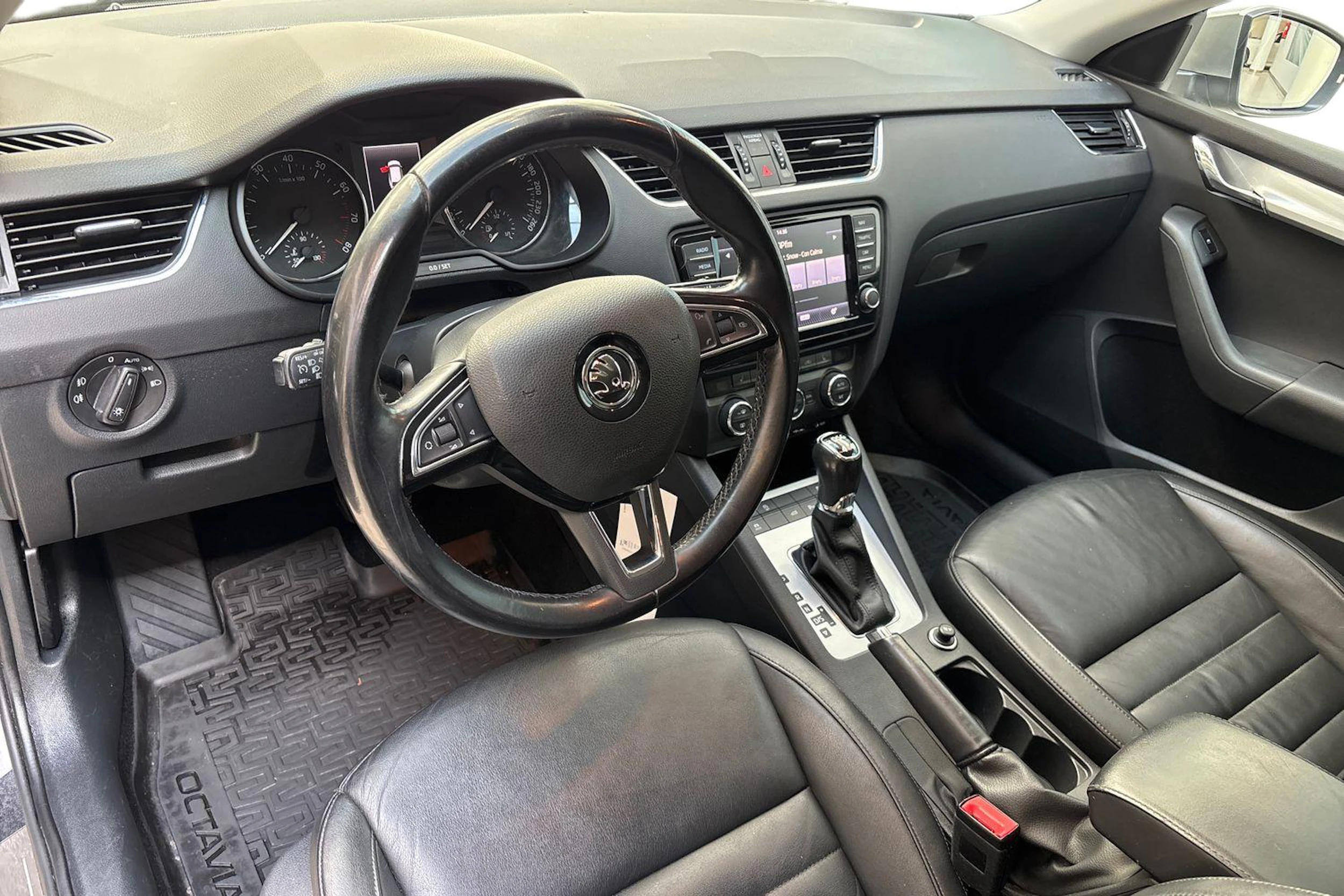 ruskea (beige) Skoda Octavia 2014 kuva 6.