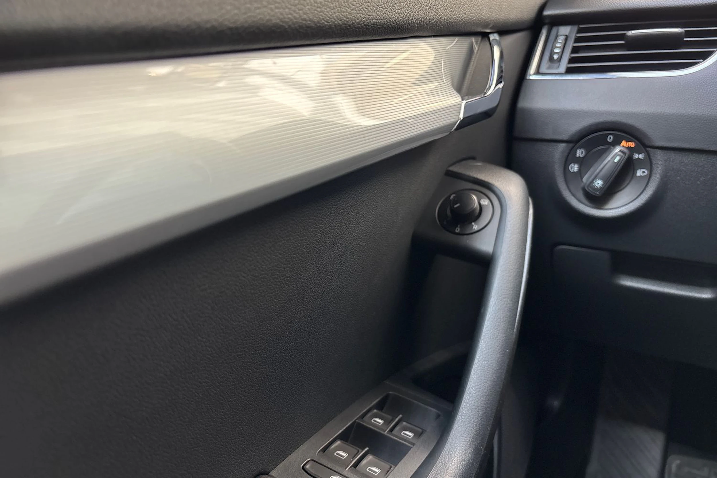 ruskea (beige) Skoda Octavia 2014 kuva 14.