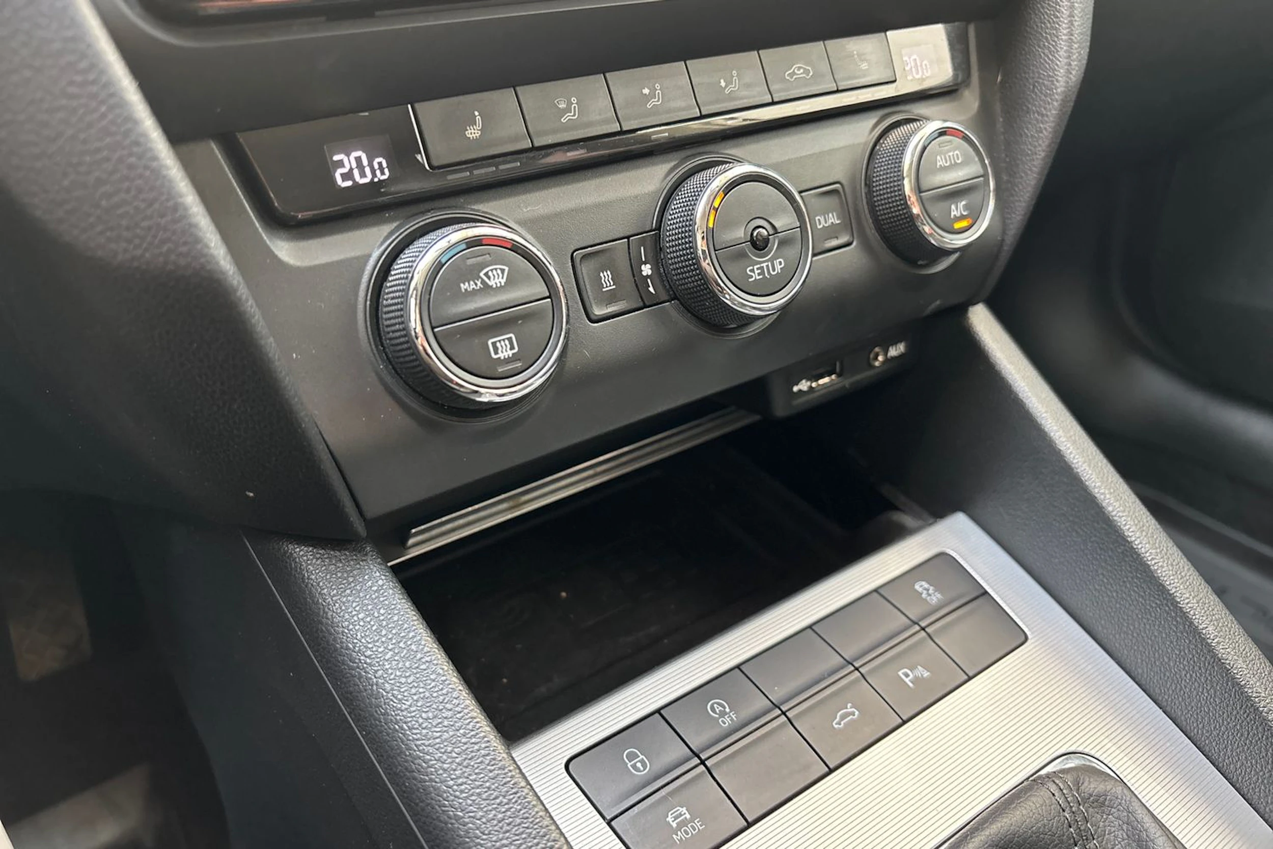 ruskea (beige) Skoda Octavia 2014 kuva 20.