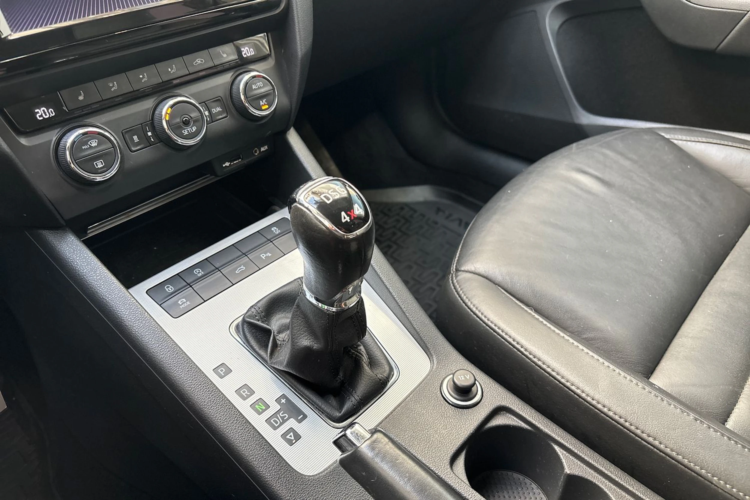 ruskea (beige) Skoda Octavia 2014 kuva 21.