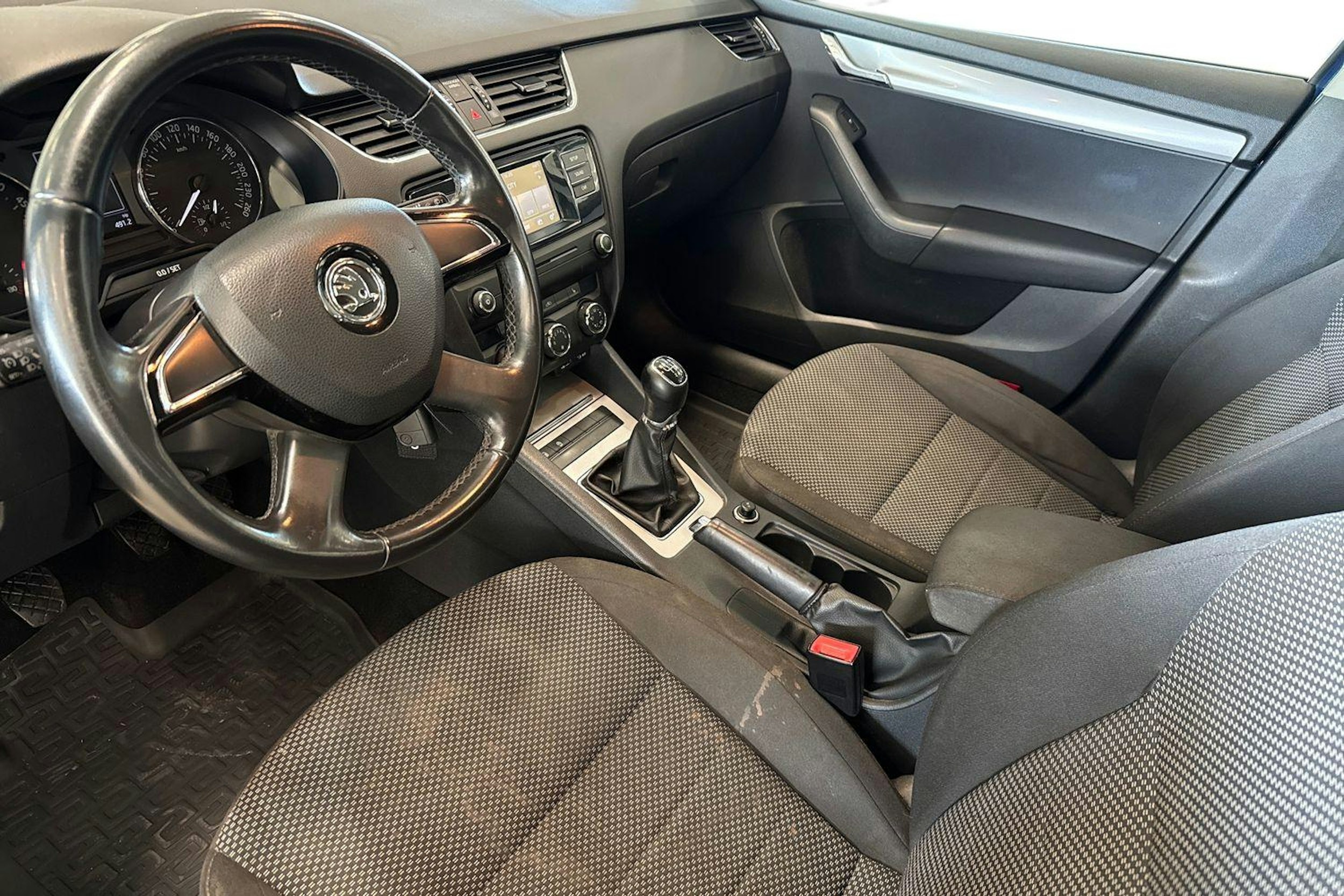 sininen Skoda Octavia 2014 kuva 7.