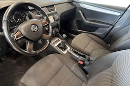 sininen Skoda Octavia 2014 kuva 7.