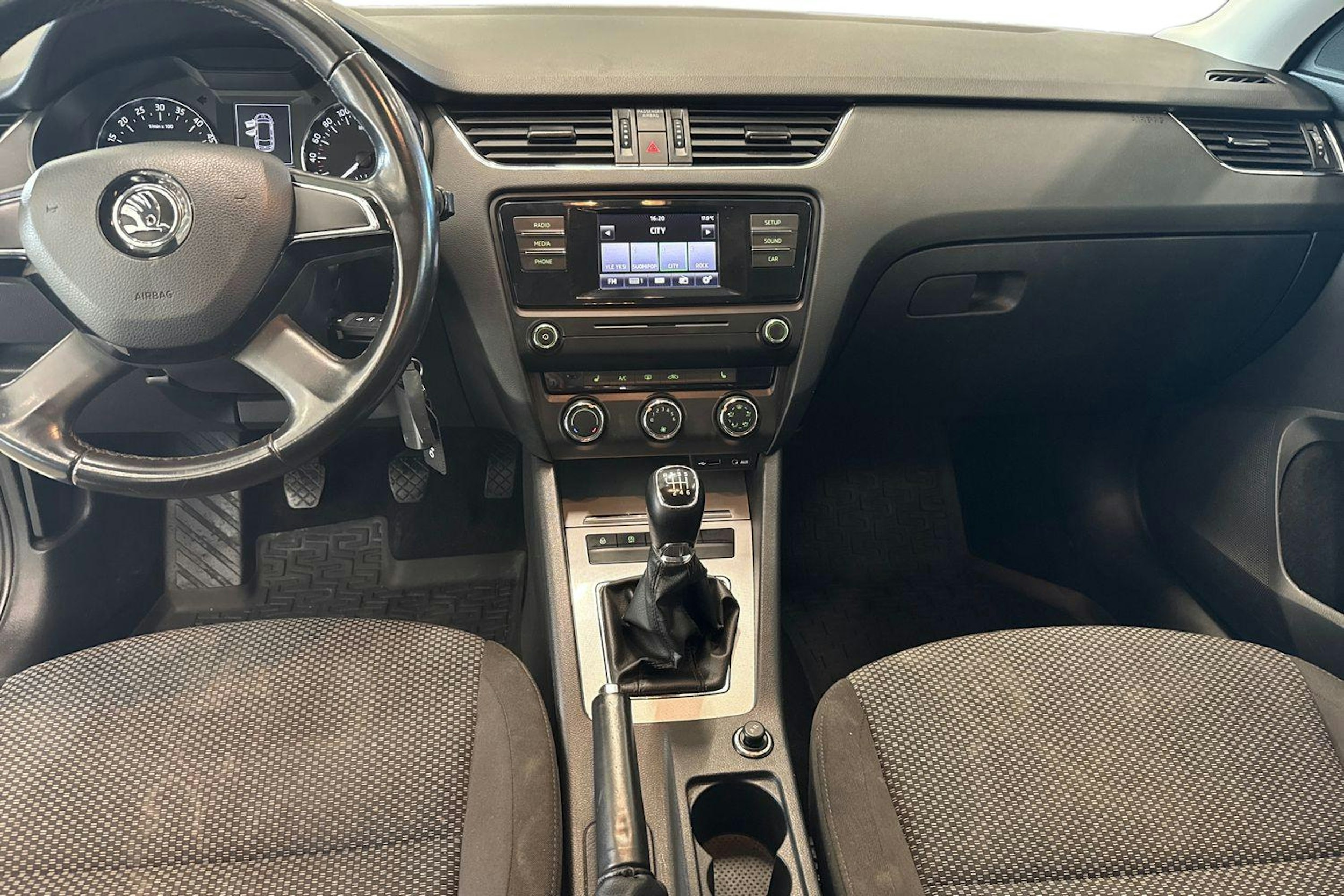 sininen Skoda Octavia 2014 kuva 9.