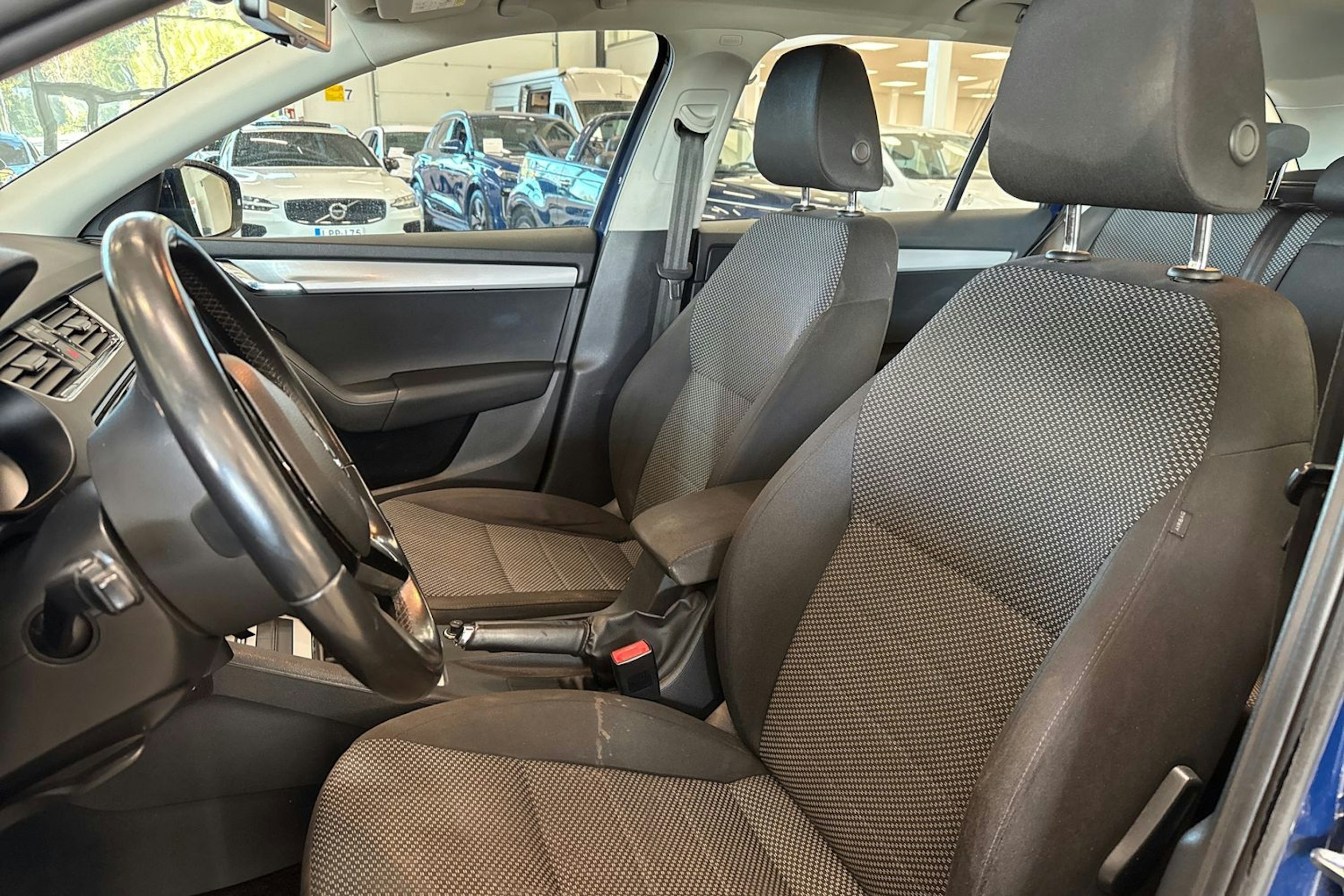 sininen Skoda Octavia 2014 kuva 14.