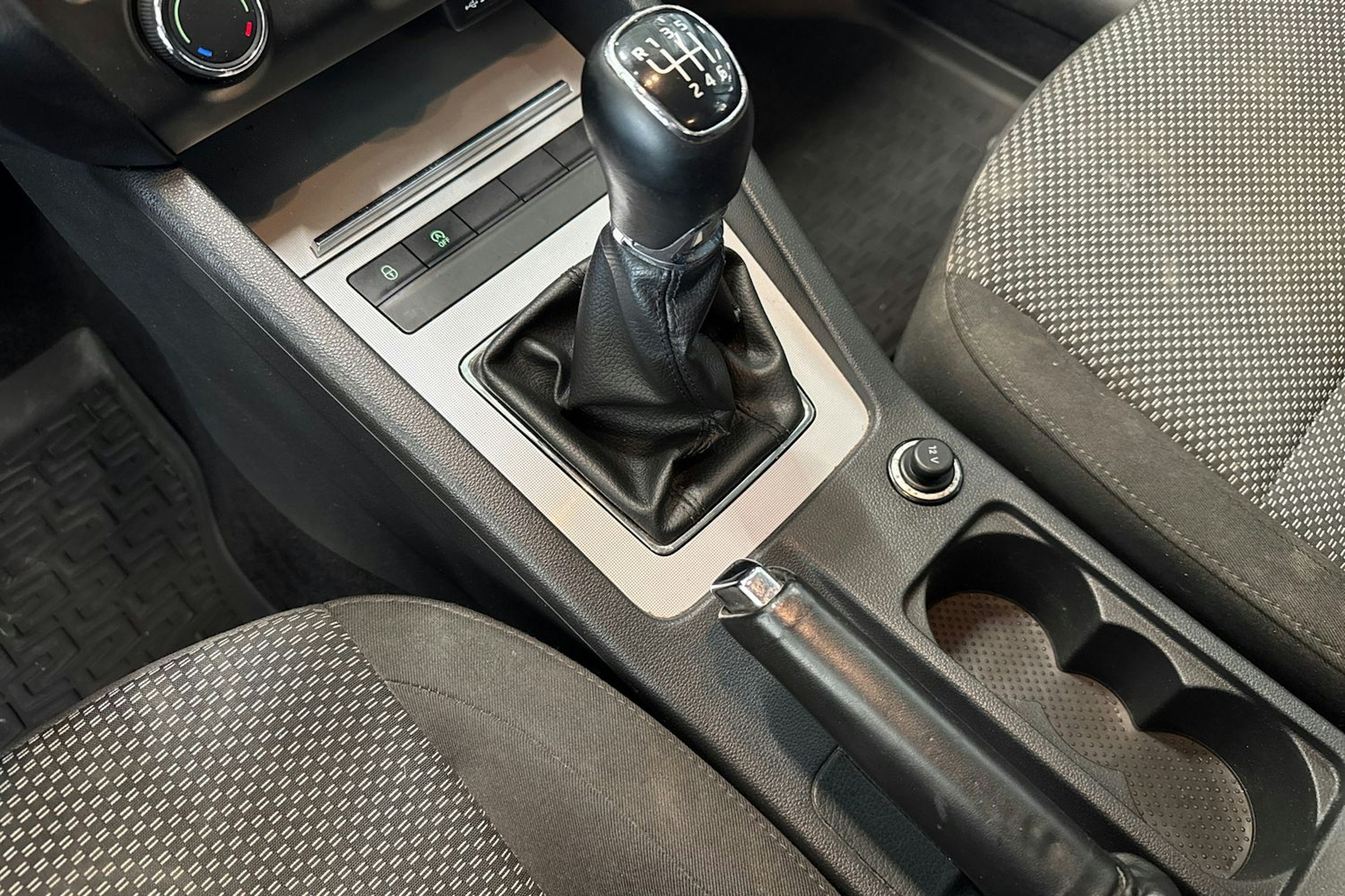 sininen Skoda Octavia 2014 kuva 15.
