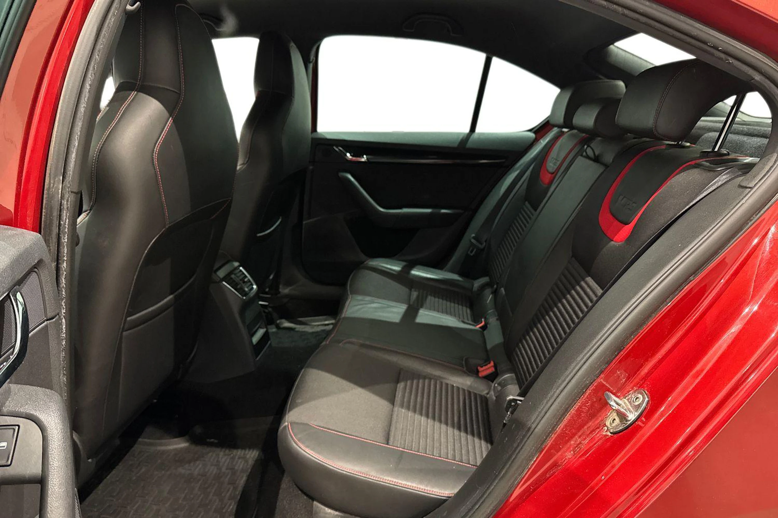 punainen Skoda Octavia 2014 kuva 8.