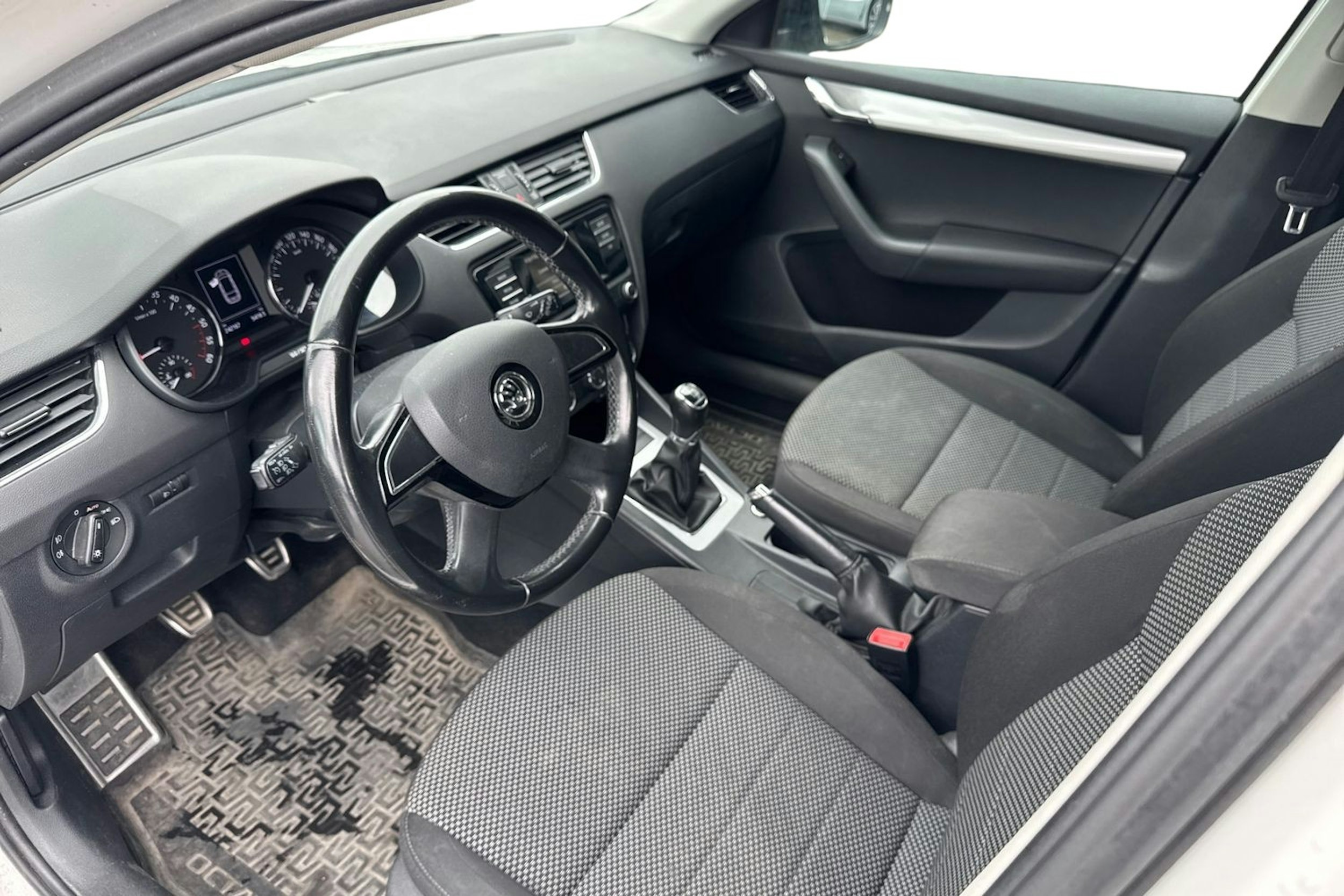 valkoinen Skoda Octavia 2014 kuva 3.