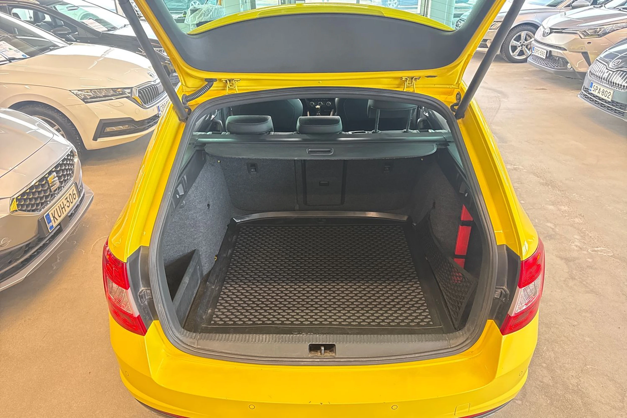 keltainen Skoda Octavia 2014 kuva 12.