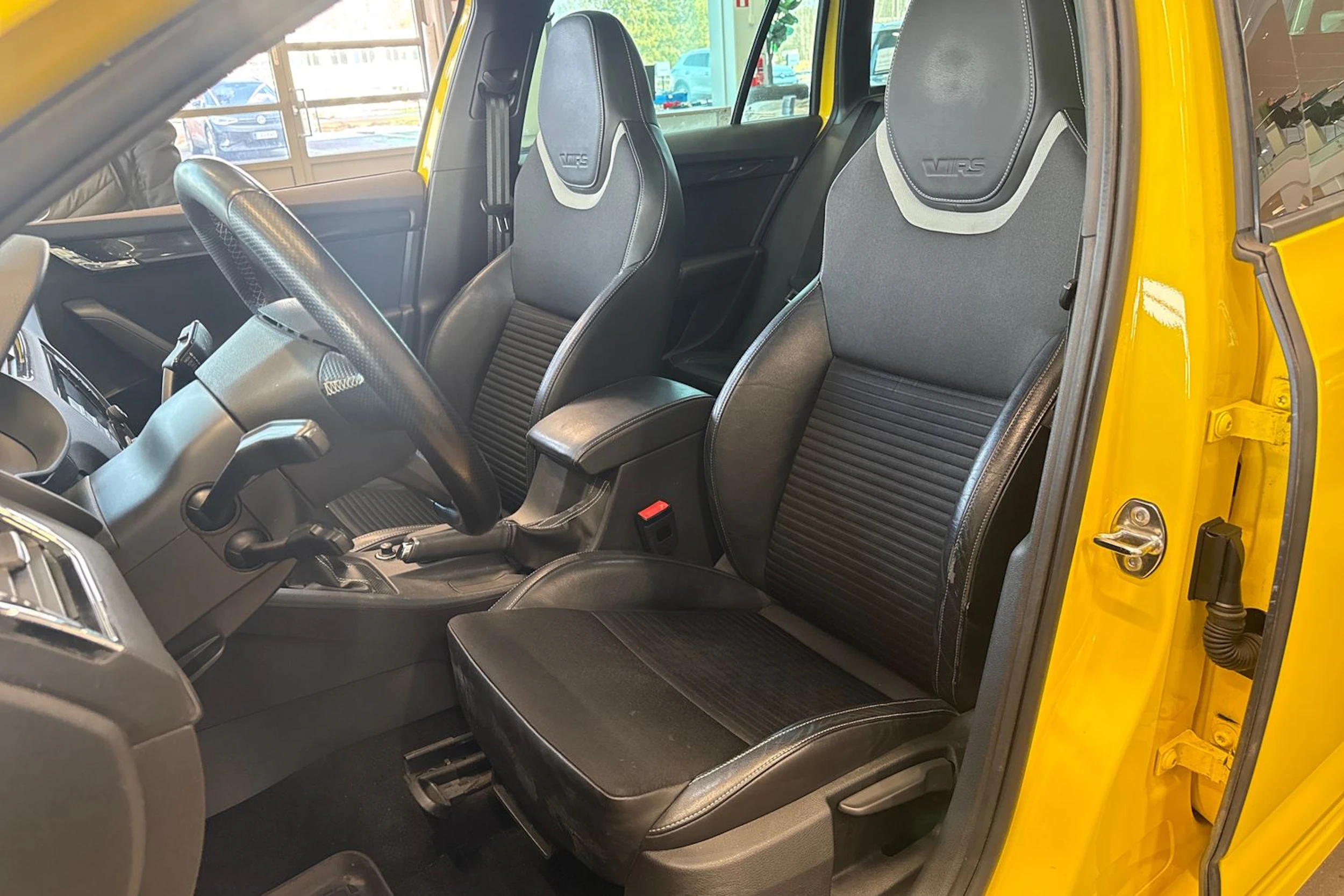 keltainen Skoda Octavia 2014 kuva 15.