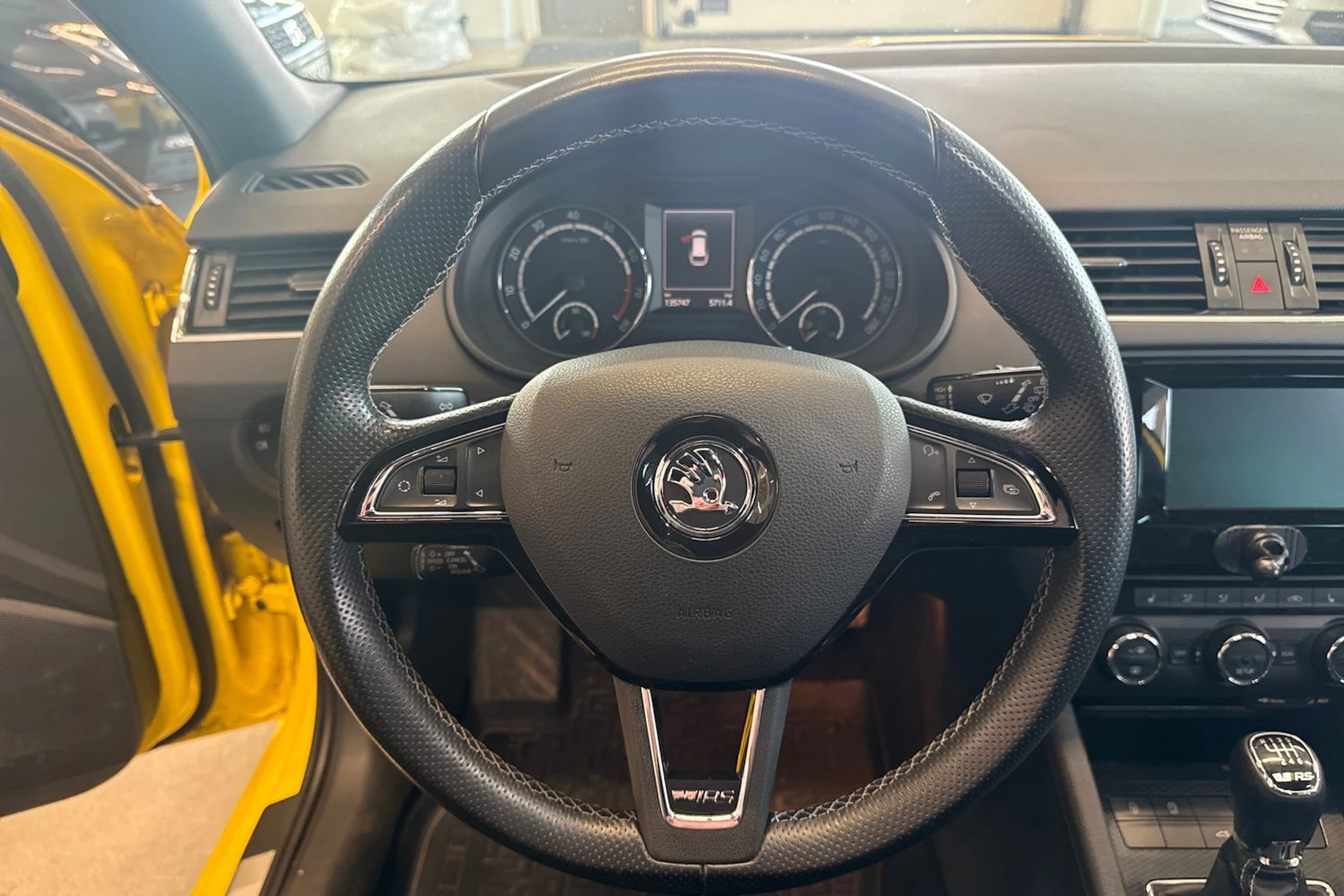 keltainen Skoda Octavia 2014 kuva 16.