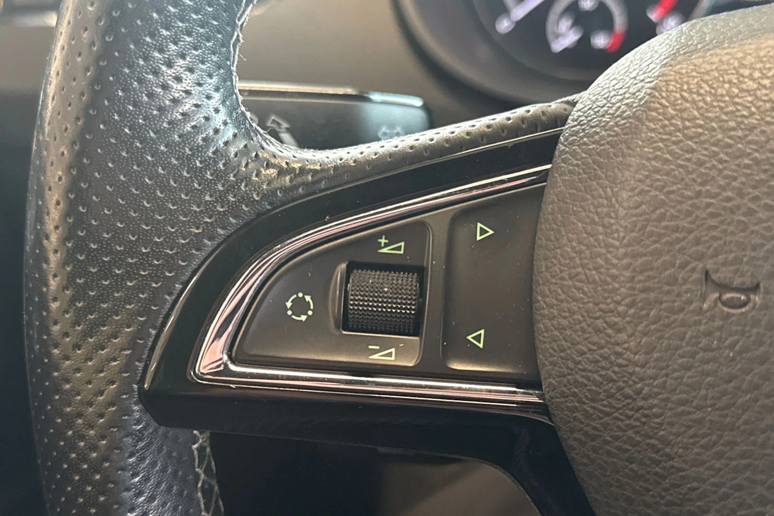 keltainen Skoda Octavia 2014 kuva 17.