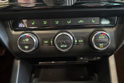 keltainen Skoda Octavia 2014 kuva 23.