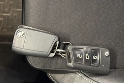 keltainen Skoda Octavia 2014 kuva 26.